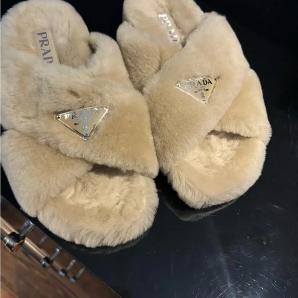 Prada Fussbett Fluffy Genuine Shearling Slide Sandal in excellent condition - Picture 6 of 7